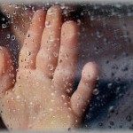 【恐怖】雨が降っていて道が混んでいたので、仕事帰りにいつもはあまり通らない抜け道を通ることにした。すると信号待ちしているときにずぶ濡れの見知らぬ女とその子供が私の車に近寄ってきて…！