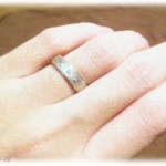 【愚痴】先日結婚し、友人二人がお祝いをかねてお食事会を開いてくれたんだけど、友人Aになんで結婚指輪をつけてるのか問い詰めるような口調で聞かれた。Aが結婚生活うまくいってないことも聞いてたから、見てるだけで幸せだから！って言いにくくて、相手もつけてくれてるし…と当たり障りのない答えを言ったんだけどAの反応は…。