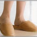 【クソトメ】義実家「りんごあげるから取りにおいで」私「はい」→義実家に行ったらトメが出してくれたスリッパの中に画鋲が入っていて足にぶっすり刺さり、血がでまくった。