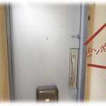 【キチガイ】彼は音楽の講師をしているんだけど、生徒の一人にヤバい女性がいた。彼に対して「会いたい」「寂しい」というメールを日に何十通も送ってくるらしい。彼は、彼女がいるとしっかり断ってくれていたので安心してはいたんだけど正月家でのんびりしているとチャイムが。来訪者はもちろん…。