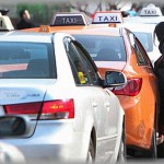 【母親失格】幼稚園児位の頃に母とタクシーから降りてつまづいた所に自動でドアが閉まり、おでこを思い切り強打して歩道に吹っ飛んだ。運転手「意識がない！病院へ連れて行きます。」母「大丈夫ですwww帰ります」