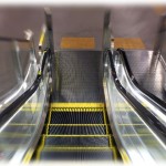 【キチガイ】ネチネチグチグチした姑に嫌気がさして旦那公認で黙って引越しした。そしたら警察から連絡があって、警察曰く「姑さんが見知らぬ女性をエスカレーターから突き落とした」らしい。旦那が警察に詳細を聞きに行くと…。これはキチガイですわ…。