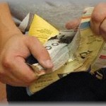 【ムカつく話】受験に必須な教科書を弟に破られた。「弁償しろ！！」と怒ったら、庇う母の後ろでふんぞり返って「買ーうーｗｗ」