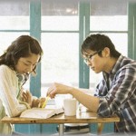 【愕然】大学の時、同級生に全盲の男の子がいた。最初はいつも母親が付き添っていたんだけど、その子は母親に対していつもうっとうしそうにしていて、年頃だしいつも母親が一緒だったらそりゃそうだよね…と思っていたら、そのうちに母親の姿を見なくなった。そして、その子は自分から友達に話しかけてサポートをお願いしたり積極的に学生生活を頑張っているように見えた…のだが、実は…。