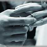 【無神経】新郎友人「オーダーメイドの結婚指輪を見せて！」新郎は指輪を外して渡した。すると友人はその指輪を自分の左の薬指にはめた。