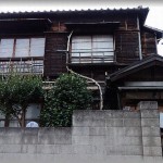 【恐怖】チャットで仲良くなったオタ友「私一戸建ての借家に一人暮しですからうちに泊まりに来ませんか？」喜んで私と友人の3人で遊びに行くと、思ってもみない人間がそこにいた。