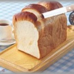 【ムカつく店員】私「食パンを8枚切りにしてください」店員「また温かいから綺麗に切れませんよ」私「じゃあそのままでいいです」そしたら店員がおもむろに・・・