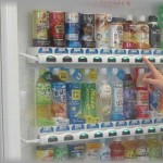 【災難】自販機でジュースを買ったとたん、見知らぬ爺さん「この盗人野郎！」持っていた杖で足を殴られた。すると、駅横の交番から警察官が出て来て・・・