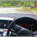 【恐怖】車の運転席で旦那を待っていた。すると突然ド―――――――ン!!!と爆音が聞こえて同時に頭に割れるような痛みを感じた。窓の外を見たら私のこと指差して騒いでる人たちがいる。