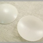 【驚愕】包みボタン芯をママ友に盗まれた。あろうことかハードコンタクトレンズと間違えて目にいれたらしく、泥旦那が家に凸してきた。