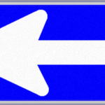 【恐怖】初めて通った道で間違えて一方通行に入ってしまった。すぐに対向車が来たけど、その対向車に乗っていた人は親切に「ここはきちんとした標識がないから皆まちがえてしまうんだよ」と教えてくれた。しかし、その後ろからさらにやってきた車に乗っていたおばさんが車を降りてきて…！！