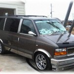 【愚痴】隣の家の人が植木屋をよく呼ぶのだが、家の前の道は狭く車を止めると迷惑になるので、うちのあいてるガレージを使ってもらってた。使う時は隣家の人から事前に連絡があるんだけど、ある日車の音がすると思って外に出ると植木屋が車を停めていた。隣家からは何も言われてないので驚いて植木屋に聞くと…。それはないんじゃない？