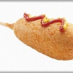 【不躾】コンビニで買ったアメリカンドッグ、皆さんはどこで食べますか？私の連れがあり得ないところで食べ始めてドン引き…