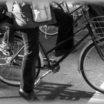 【災難】お弁当を買いに外に出たら、背中に物凄い衝撃を食らって花壇に頭から突っ込んで流血→ママチャリに乗った見ず知らずの母子が私を指差して大爆笑していた。子「ママすごい！悪者をやっつけたね！」