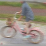 【衝撃体験】友人と二人で自転車に乗ってたら、向こうから小学生がスピード出して二人の間に割り込んできた。バランス崩して転倒した友人に駆け寄り手を貸そうとしたら・・・あれ?何か変！
