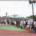 【ﾎﾟｶｰﾝ】地元の小さな遊園地。乗り物券を買って子供と一緒に並んでいたら見知らぬ子が我が家の一員のように一緒に並び始めた…。でもその子をスルーして我が家だけで乗り物に乗ろうとしたその時…！！