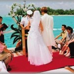 【ひどい・・・】船上結婚式でのブーケトスでブーケが強風に煽られ海ポチャした。列席者で波間を探すと、ブーケの隣に紫に変色した水ﾀﾋ体が・・・