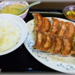 【スカッと】同期と昼飯時にたまたま遭遇して中華料理屋で飯を食うことになった→俺「餃子定食にするけど多いから2、3個やるわ」→皿に直接酢をかけやがった・・・