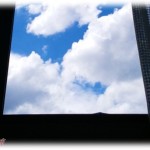 【ゾワっとする話】ワンルーム2Fに引っ越したんだけど、カーテン買わなきゃと思いつつ隣家のベランダの側面しか見えない状態だったからカーテン無しで過ごしてた。ある日ソファで寝ていてふと目を覚ますと…