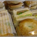 【ＧＪ】「あの、サンドイッチを予約した者ですが」パート「はいはい、伺ってますよ」と箱を渡そうとした。社員「お客様、お名前を伺ってもよろしいでしょうか」→客「！？」