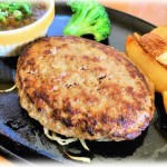 【ドン引き】ファミレスでバイトしてた時、客に呼ばれたので向かうと客の指差した料理の中に髪の毛が。んーでもその髪の毛って…。