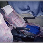 【ｸｽﾞ】高校生の頃、彼女と乗った夜行バスで前の座席に座ってた大学生たちがリクライニングをめいっぱい倒してきてこちらの膝が変色するくらい圧迫されていた。乗務員にも注意してもらい、俺からも注意するとその大学生が神経を疑う行動に出た…！