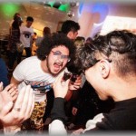 【エネ男】ホームパーティ大好きで毎週のように客を呼んで騒ぎまくる旦那同僚。「手伝います」と言っても「嫁がやるからいいよ！」と言われ、お嫁さんの姿は一度も見た事がなかった。ある日パーティーの散乱振りに驚いて、お嫁さんを探しに洗面所に行くと、そこには・・・！