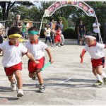 【和む話】幼稚園の運動会で息子がリレーに出場。優勝が目の前！というところで息子が急に逆走しだした！
