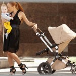 【GJ】赤ちゃんを抱っこをしながら鞄をベビカに入れて押していた。見知らぬ女性「赤ちゃん重そうですねベビーカー押してあげますよ」→ひったくってドンドン先に行ってしまう→私「すみません泥棒です！」