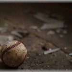 【ダメ母】窓際にいたら軟式野球ボールが飛んできた。窓ガラスをぶっちぎりで割って部屋に飛び込んできたんだが、割れたガラスが私の眉の上を切って血まみれになった。