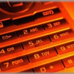 【恐怖！！】間違い電話が掛かってきたので間違いであると指摘するも、同じ番号からしばらくずっと間違い電話がかかってきてた。いい加減しつこくてイライラしていたのでガツンと言ってやろうと思っていた矢先、また電話がかかってきて…そいつの言葉にｇｋｂｒ((((；ﾟДﾟ))))…！！