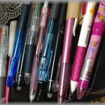 【下劣】私はいろんなボールペンを吟味して買ってみて楽しむのが好き。という話を友人たちにした数日後、友人A「はいこれ。二千円だった」私「え？？？」