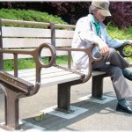 【奇跡】人に騙され金も大切な人たちも失いホームレスになって2年。公園でボーっとしてたら意外な人物に声をかけられた。