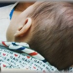 【図々しい】私の指定席に赤ちゃん抱っこのママさんが座ってた。「席を間違えていませんか？」ママ「あの～お金は払うから席譲ってもらえませんか？500円ですよね？」