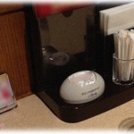 【策士】ファミレスでバイトしてるんだが、座席にある備品（砂糖とか爪楊枝とか）が全部無くなっていることに気が付いて店長に報告→店長「様子を見よう」。後日パクッてる犯人を発見。店長に報告→店長「様子を見よう」俺イライラしながら仕事。その後…。