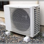 【修羅場2段落ち】真夏に我が家のエアコン室外機にヤモリが入り込んでショートしたので自分で修理。とりあえずエアコンは直ったけどまだ外が暑くて面倒だったので、後片付けや室外機のカバーを付けたりは日が暮れてからやるつもりでいた。→結果…とんでもないことに！