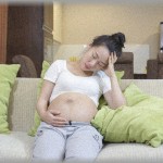 【ﾊﾟﾆｯｸ！】夜中に陣痛が来たのでリビングで陣痛の間隔を測っていたら、夫が寝ぼけながら起きてきて飼い猫の尻尾を踏んづけながら転倒。旦那は猫の心配もせずに痛い痛いとうるさい中で破水してカオスに…！！