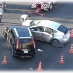 【キチガイ】父が運転中、青信号で進んでたのに信号無視の車に側面から激突された。父の車はフロントガラス＆助手席大破で廃車になるほどだったんだけど幸い父に怪我は無かった。しかし現場にやってきた警官がキチガイ理論で父親を責めたもんだから父激怒。事故相手の加害者もキチだったんだけど父の怒りはこの警官にだけ向いていた。