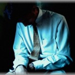 【ゾッとする話】仕事から帰ったら部屋の前にオッサンが二人で立ってた。「ちょっと話を聞かせてください。」→とんでもない事に・・・