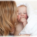 【じいちゃん頑張れ】息子の家に初孫のお祝いに行ってきた。そしたら嫁が孫にチュッチュッやりまくって息子嫁が怒りの表情に…。嫁にやめろと注意したのだが全くやめないので怒鳴って止めると嫁「大声とか頭おかしいんじゃない？」息子もなんで俺が怒ったのか分からないようで俺に文句を言って来た。お前ら…。