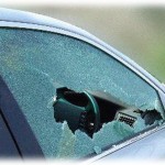 【餌付け乙】神社の初詣客が我が家の前に違法駐車してたんだけど、窓を割られてバッグを盗まれたそうだ。大騒ぎする一家を前に私と母でガラスの散らばった車内を掃除してさらに…。