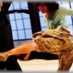 【修羅場】些細な事が原因の夫婦喧嘩で嫁が大暴れ。乳を求めた娘に向かって「娘ちゃんなんかいらない！お父さんのとこに行って！」　→　結果