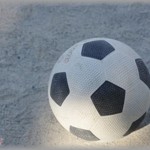 【キチ】河原を当時の彼氏と歩いてたら「あぶなーい！」私「え？」→横向いたら顔面にサッカーボールが！ →悲惨な事になっている私の顔を見た彼氏は涙流して爆笑していた。