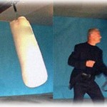 【DQN返し】駅で女性に絡んでるDQNがいたので傘で滅多打ちにした。DQNが頭を抱えてその場にうずくまっても打って蹴った。私がこんなに過剰に攻撃したのは女性がかわいそうだからとかいう理由じゃない。このDQNが…。