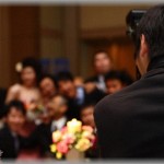 【ショック】幼なじみの結婚式で全員で記念写真を撮る事になった。カメラマン「ちょっとそこのデカい人、靴脱いで」→「あーもー駄目だ！美しくない！アンタ、写真から外れて！」