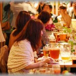 【へこむ】友人「披露宴はやらないけど親しい友人たちを招いてのパーティをする。普段着で来てね」私「ジーンズで良いの？」友人「うん！お洒落してきたら入れないよ～」→結果