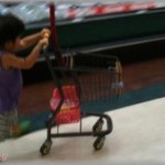 【末恐ろしい】スーパーで幼稚園児が４人くらいで追いかけっこして、１人がお菓子の積んである台に突っ込んだ。すると、ぶつかった子が ｢あの子が押した｣ってうちの息子を指差した。