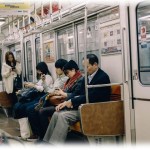 【なぜ来た】都内の電車に乗っていたら、途中から乗ってきた関西人と思われる夫婦が開口一番「狭いわ東京！」。その後も「東京人は冷たい」だの「よくこんなとこおれるな」とかうるさい。東京都まで来ておいてそれ言うの？そもそもこの夫婦の会話から察するに…。