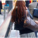 【友やめ】私のバッグが偽ブランド品だと疑った友人がバッグに手を入れ思い切り左右に引っ張った。しまいにはカッターを取り出し…