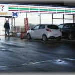 【衝撃】深夜にコンビニに行くと、エンジンかけっぱなしの車があった→翌日もコンビニに行くと、とんでもないことになっていた。